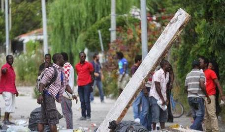 Immigrati, rivolta al Cie di Ponte Galeria: muri abbattuti e materassi a fuoco - catenaumana.it/immigrati-rivo…