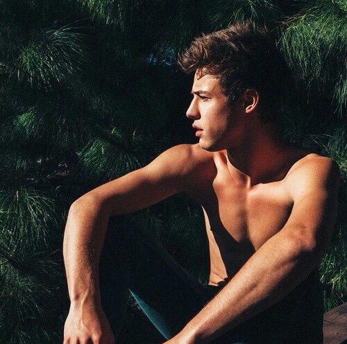 CameronDFamosos's tweet photo. 🍃🌚 http://t.co/PQvO8AOFgJ