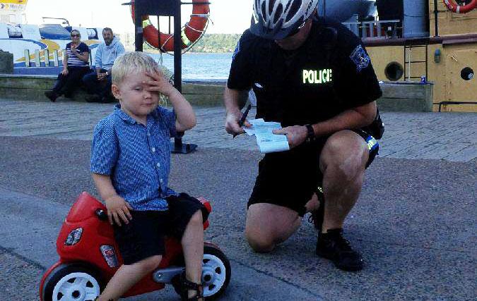 Photo of the Day: Canadian Cop Gives Fake Parking Ticket to 3-Year-Old thedailywh.at/2015/07/photo-…