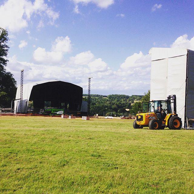 Cornbury's tweet photo. We have a stage! And actual @realsirtomjones is going to be on it in 4 days time...#TomJon… http://t.co/Q1FYJ1cb6n http://t.co/yPyLiF1dUk