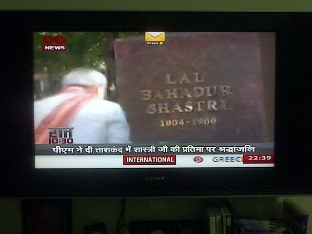 Thanku @DDNewsLive : <a href="/PMOIndia/">PMO India</a> in Tashkent. Before Lal Bahadur Shastri ji's Pratima.