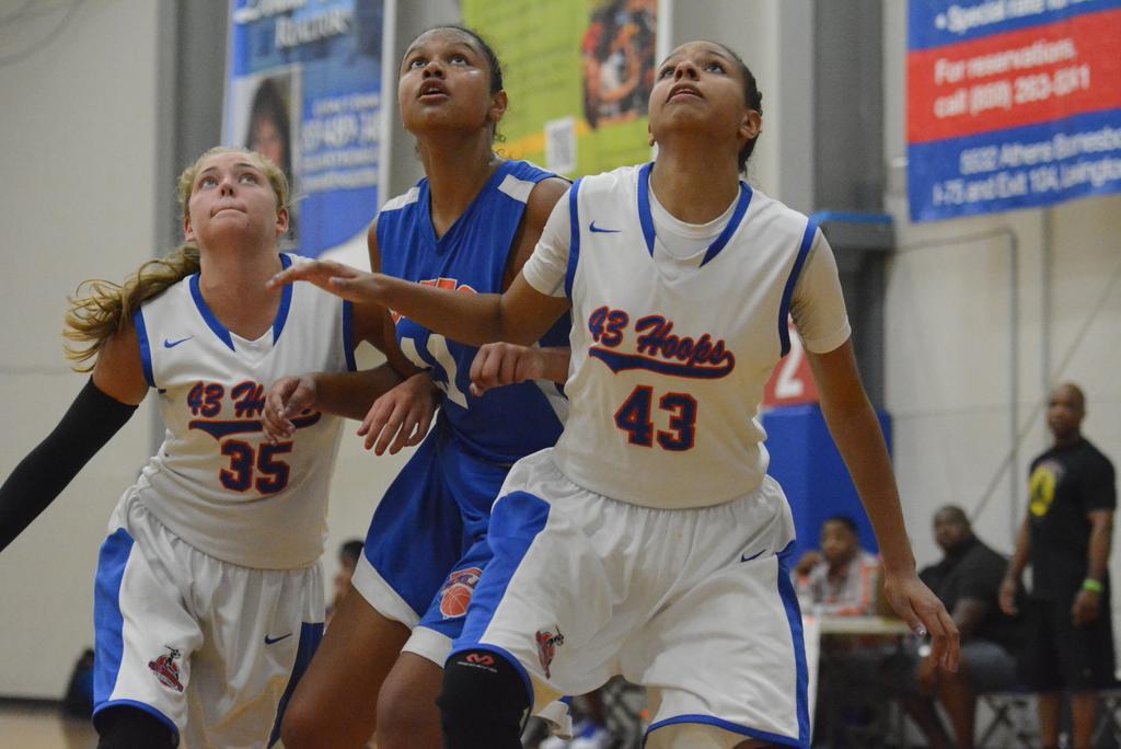 n8logophotos's tweet photo. SMAC and 43 hoops in early morning scrap of '18s at the KBA #ROSES15 @Ohio_Basketball #ishoothoops http://t.co/M8Eef9XDRB