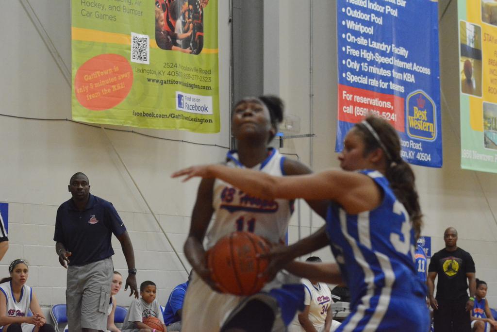 n8logophotos's tweet photo. SMAC and 43 hoops in early morning scrap of '18s at the KBA #ROSES15 @Ohio_Basketball #ishoothoops http://t.co/M8Eef9XDRB