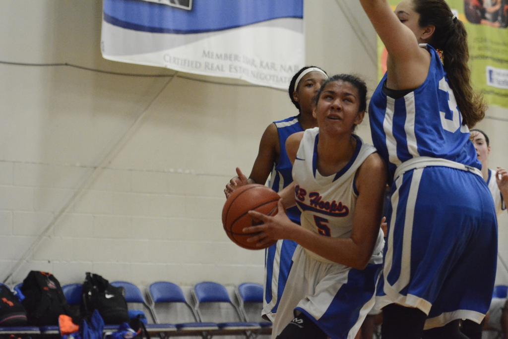n8logophotos's tweet photo. SMAC and 43 hoops in early morning scrap of '18s at the KBA #ROSES15 @Ohio_Basketball #ishoothoops http://t.co/M8Eef9XDRB