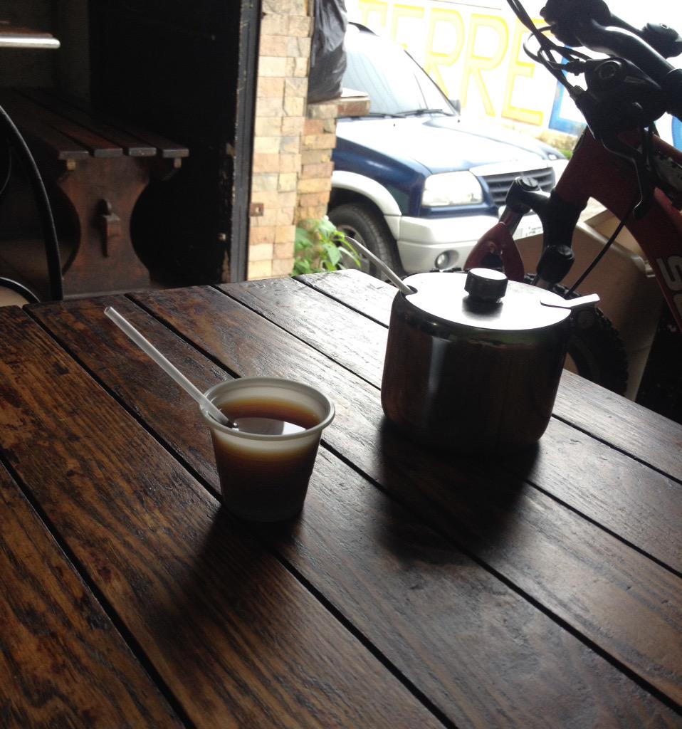 Cafe temprano en el hatillo antes de trabajar..