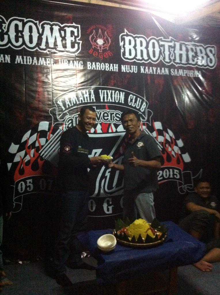 Potongan tumpeng pertama diberikan ketua kepada bro <a href="/sumar_soyo/">sumarsoyo</a> F-001...