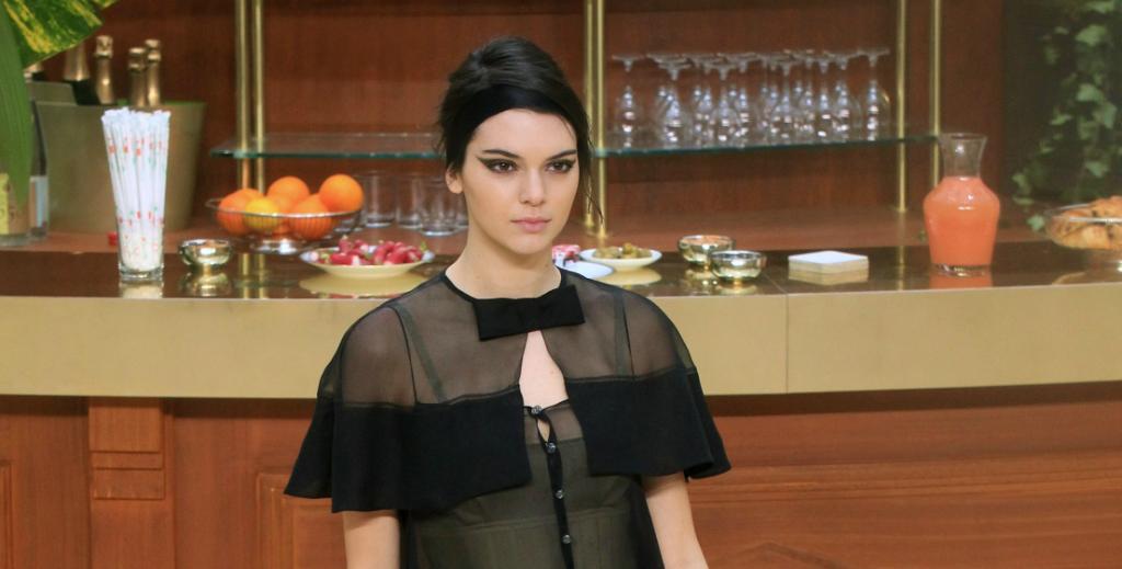 ELLEmagazine's tweet photo. Kendall Jenner debuted a MAJOR bob on at Chanel. http://t.co/6bV8TH3eWy http://t.co/JmQYidEujN