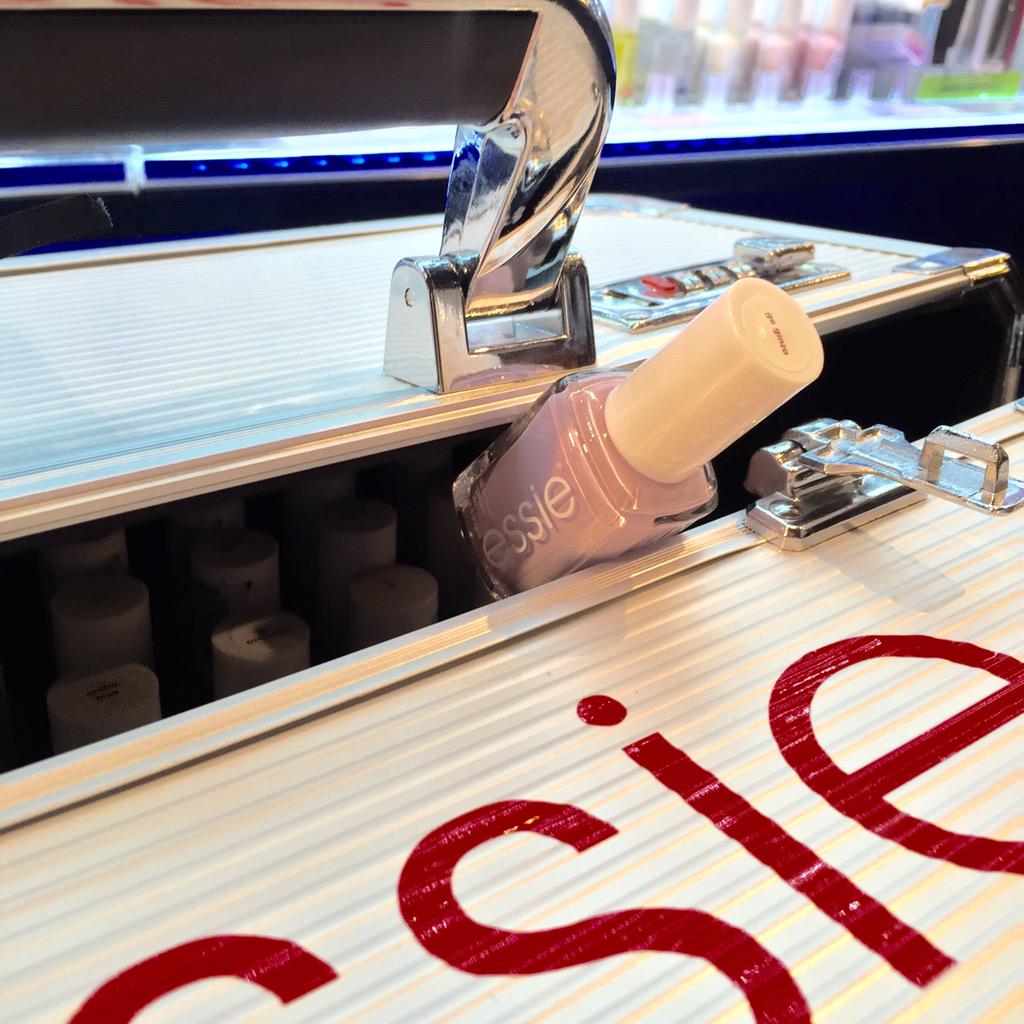 essie_DE's tweet photo. #essieFashionWeekTagebuch hallo #essies, wo ist marshmallow? Der muss raus zur #VektorShow #MBFWB #berlinfashionweek http://t.co/Gg59YDyN7b