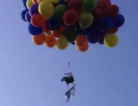 Video: Canadiense vuela amarrado a globos como en “Up” | bit.ly/1MaXPQP