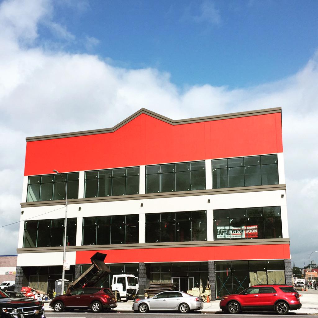 lightouts's tweet image. Soon to be the worst parking lot in Park Slope to pick a fight. #UFCgym