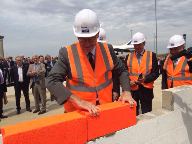 GroupeADP's tweet photo. Coup d'envoi pour le futur siège d'Aéroports de Paris au coeur de l'aéroport de Paris- #CDG ! http://t.co/4oT8APCRGC