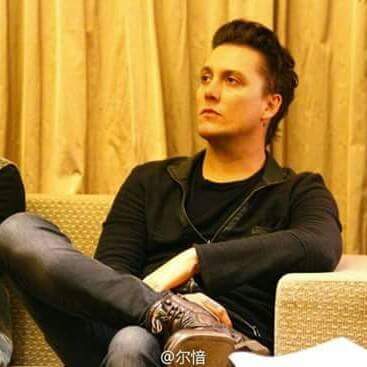 Happy birthday Synyster Gates!! I hope you enjoy yourself today dude! I\ll have a drink to celebrate 