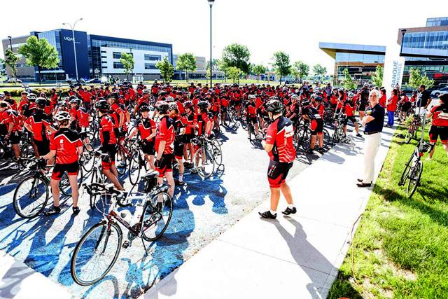 Tour cycliste <a href="/banquenationale/">Banque Nationale</a>​, une idée de 400 000 $ pour les jeunes. Entrevue sur #HUMAGO bit.ly/1TiPpL9