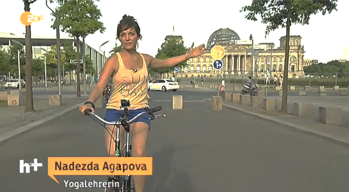 wegeheld's tweet photo. Relaxing with @YogaCycling on stressful streets: the TV report on @ZDF 
https://t.co/0MEuYjZ9p1 @ZDFheute @ZDFsport http://t.co/Lr18uiMZBT