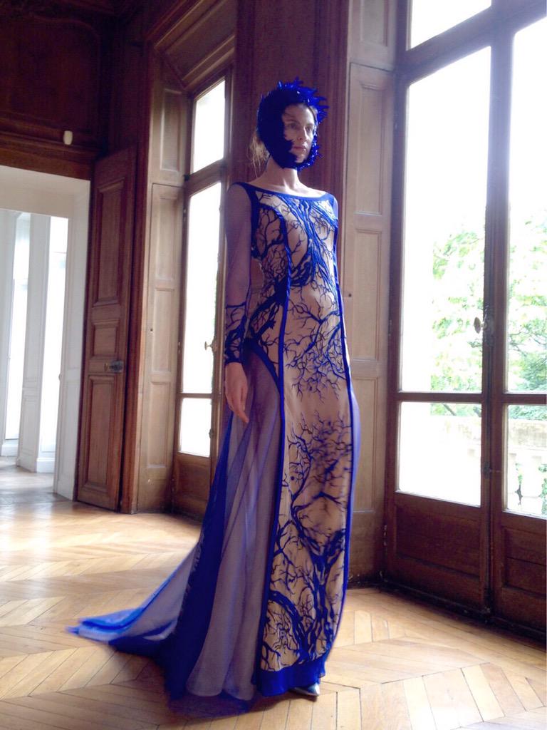 SchonMagazine's tweet photo. .@Busardi turns to the dark side in an impressive collection of sinister lace gowns and lavish plumes #hautecouture http://t.co/3p9SZWuOBY