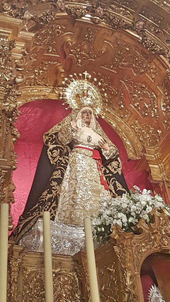 trianeradtriana's tweet photo. Hay muchas imágenes en Sevilla que me quitan el sentido, pero sólo hay una que me roba el alma,la Esperanza de Triana http://t.co/i2tXZwjz9O