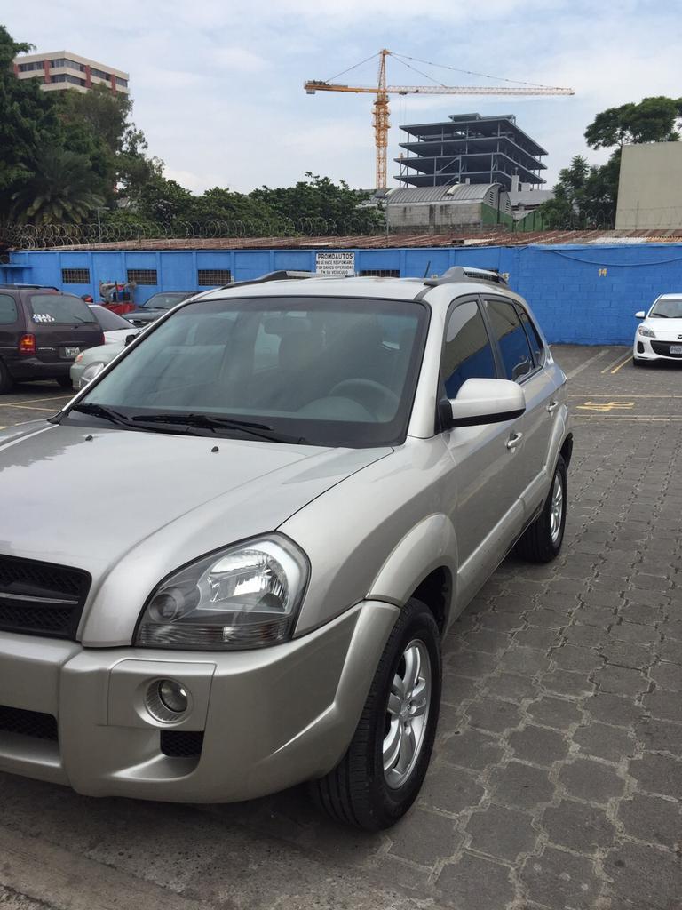 PromoAutos's tweet photo. Vendo Hyundai Tucson modelo 2007 mecanica 4 cil. Agencia full equipo ....Q 69000.00   tel 23316553 nitida. http://t.co/yTrOUA7BfC