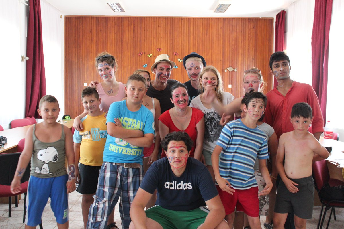 crazy #facepainting with #kids in Endrefalva! #egyesek #evs #volunteering #volunteer #children