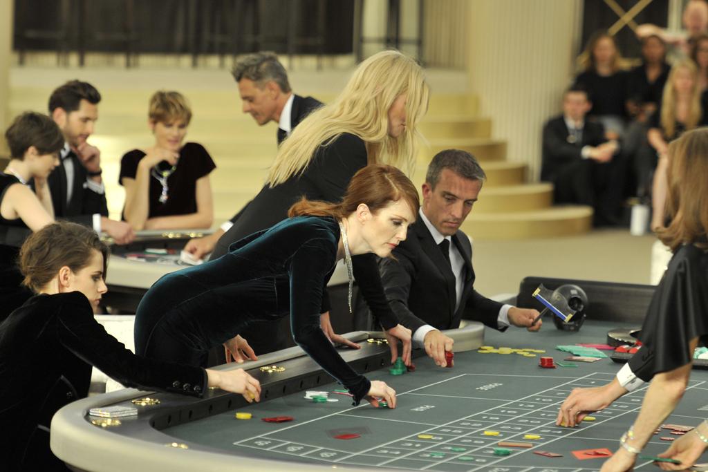 WWD on X: .@_juliannemoore tries her luck at the @CHANEL casino. See more  photos from the #couture set:    / X