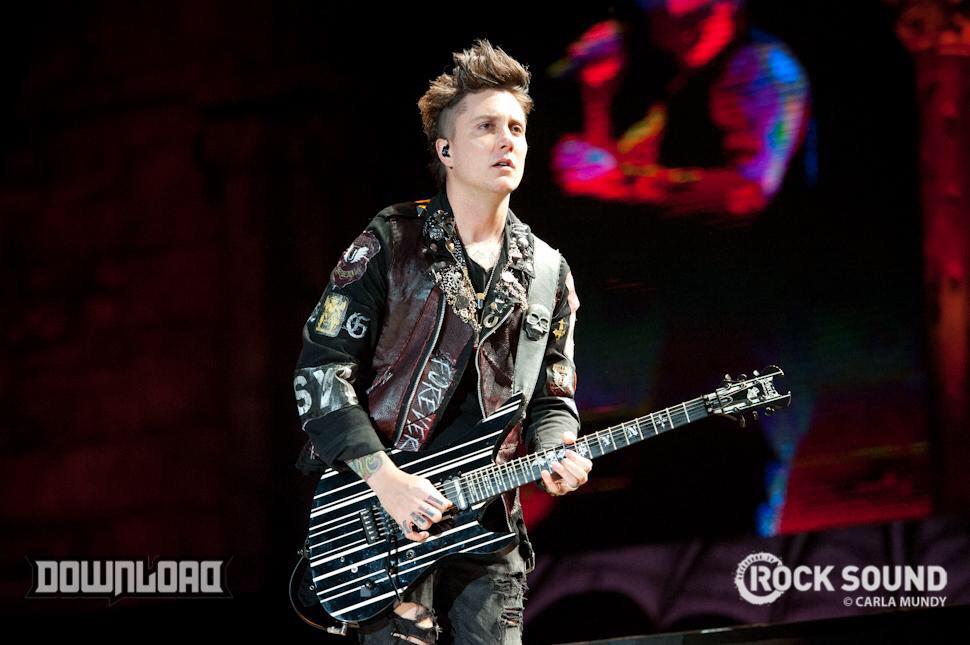Happy Birthday to my favourite ever guitarist Synyster Gates   