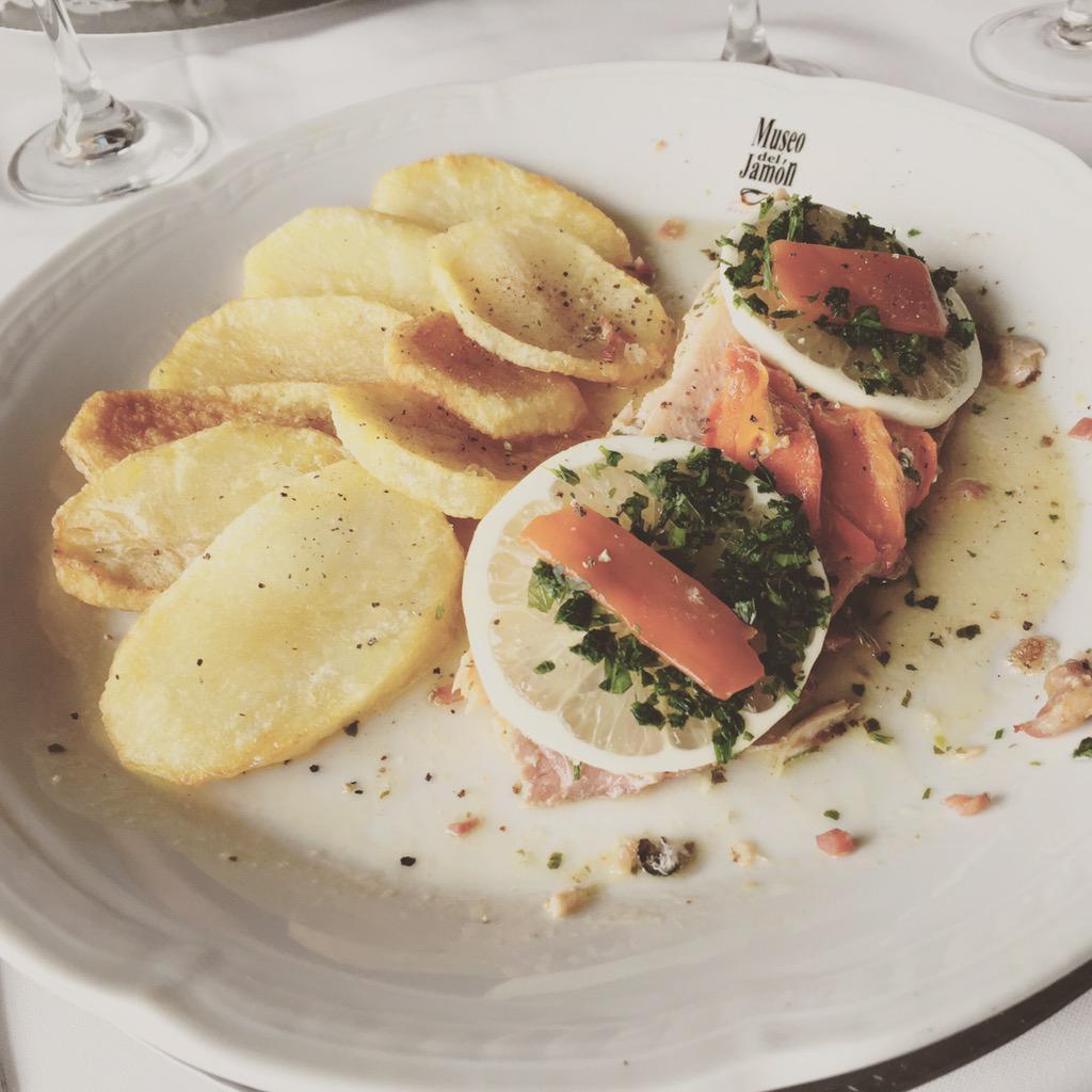 agustinrponti's tweet photo. Almorzando en @museodejamon tomando un rico Gran Reserva de @PayunMatruSA http://t.co/mBDlAxnM4s