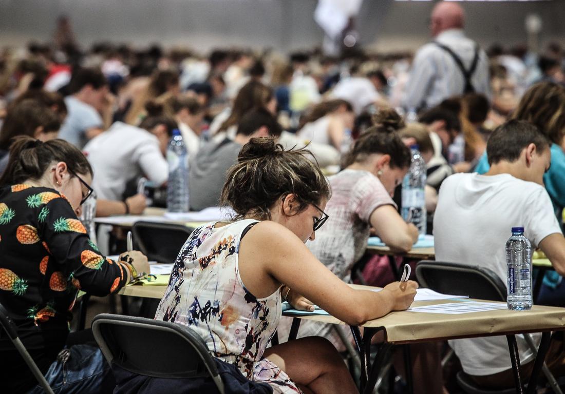 destandaard's tweet photo. Bijna 5.000 deelnemers voor toelatingsexamen arts en tandarts http://t.co/UmgFR2jQ3a #destandaard http://t.co/u6yLC2cd4r