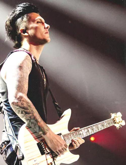 Happy birthday to the best guitarist on the planet and all round inspiration, synyster gates 