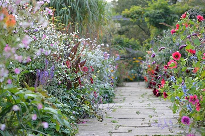 gardenista's tweet photo. 10 Ideas to Steal from English Cottage Gardens http://t.co/di81zdVceU http://t.co/dywJkCFBkZ