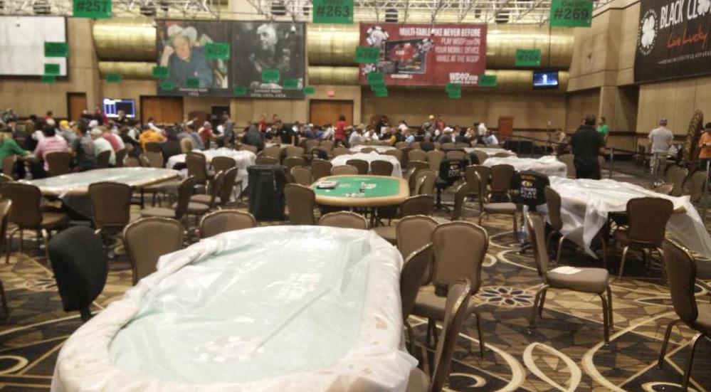 BleacherReport's tweet photo. A crazy storm in Las Vegas causes a rain delay at the World Series of Poker http://t.co/rrQNTK5WmW http://t.co/MePeWTsvd0