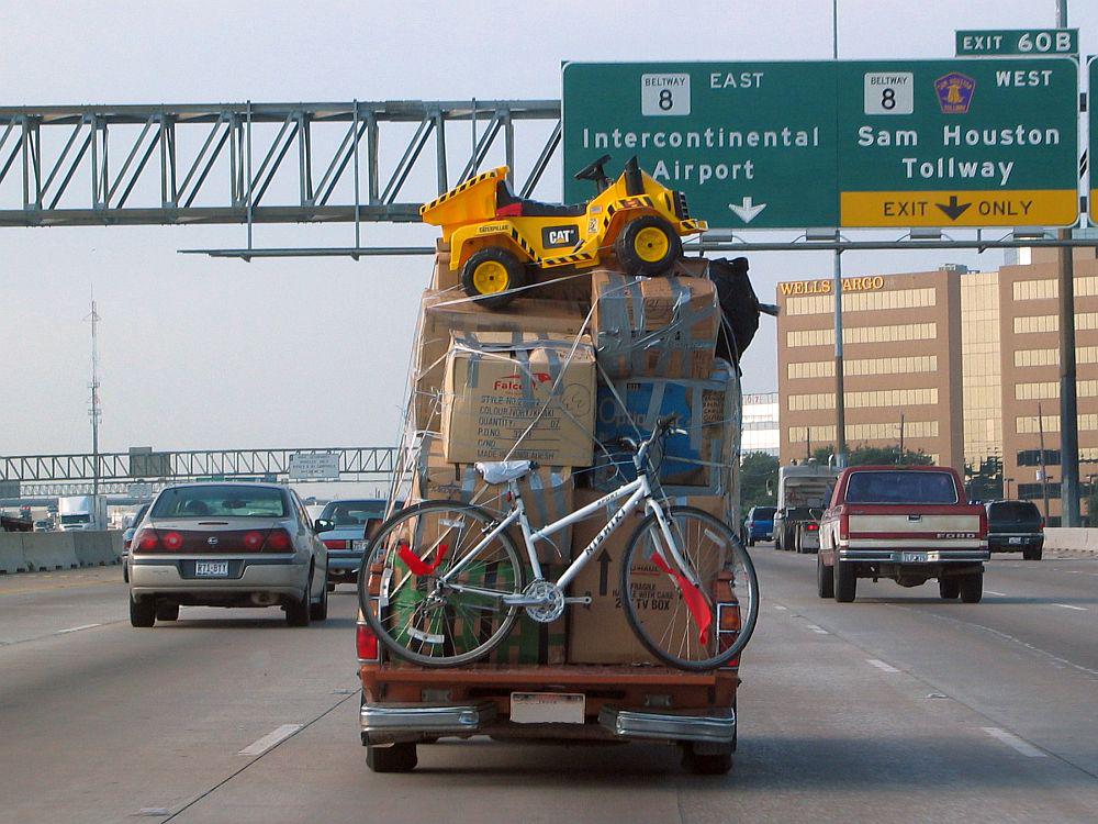 MohawkMoving's tweet image. Tuesday Tip, don't do be this idiot driving down the freeway, it may not be illegal but it's definitely not safe