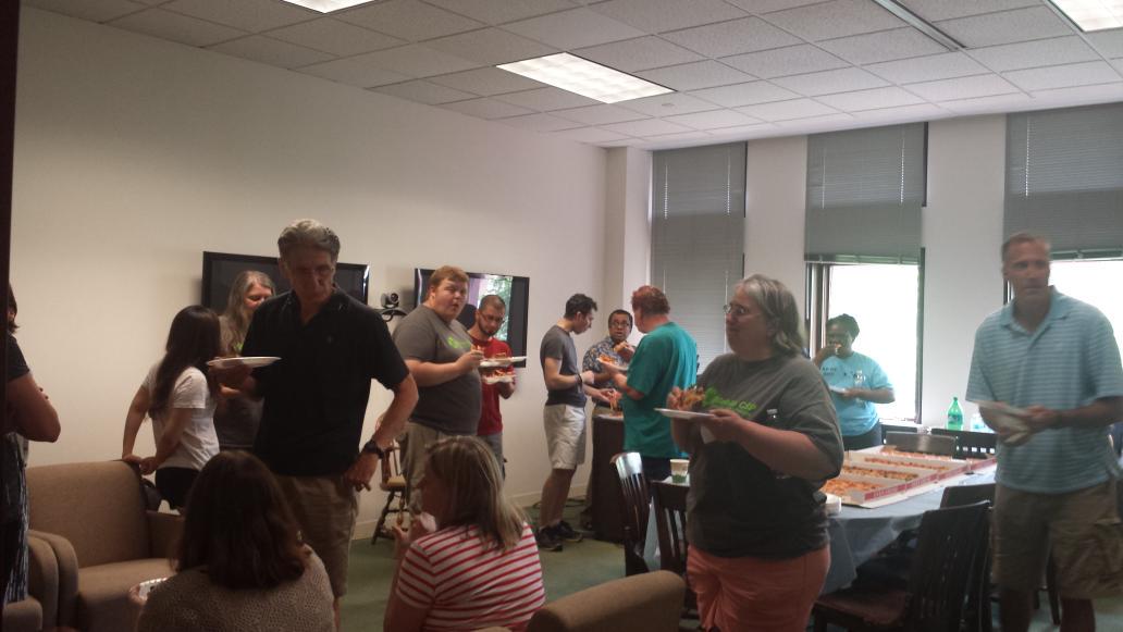 mobilecsp's tweet image. @Mobilecsp reunion lunch underway with lots of #pizza &amp;amp; #APCSPrinciples talk