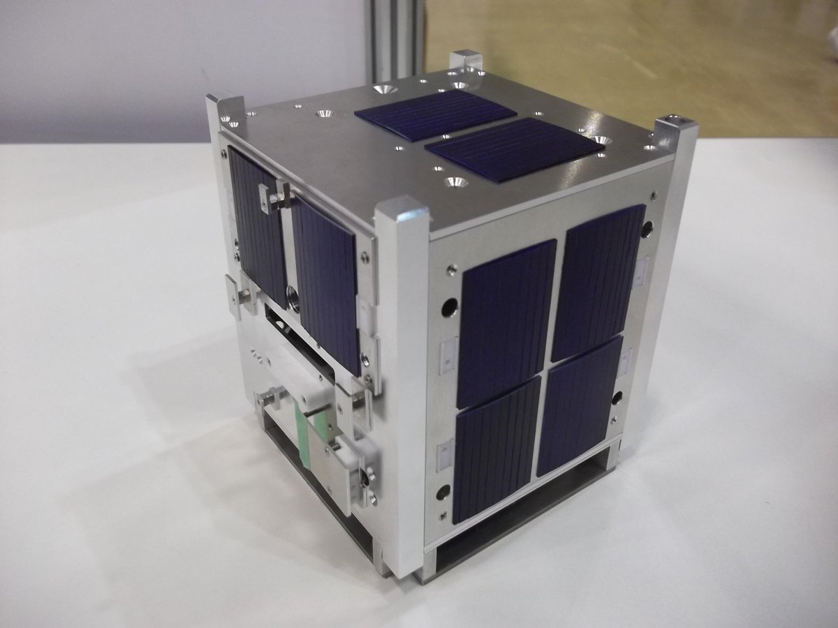 Kedrskie's tweet image. 大学宇宙工学コンソーシアム学生組織・UNISONのブースでは、大阪府立大の「おぷーちゃん」と超小型衛星「OPUSAT」ベースのキューブサットキットが見れました。このキット、秘かに期待してます。 #KD_ISTS30 @kedrskie