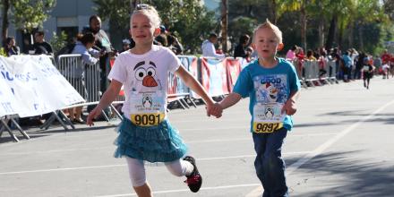 Holiday_Half's tweet image. Penguin Waddle Kid's Run is now open! FREE one mile run for children 12 &amp;amp; under Sat, Dec 12th bit.ly/1LI7AZD