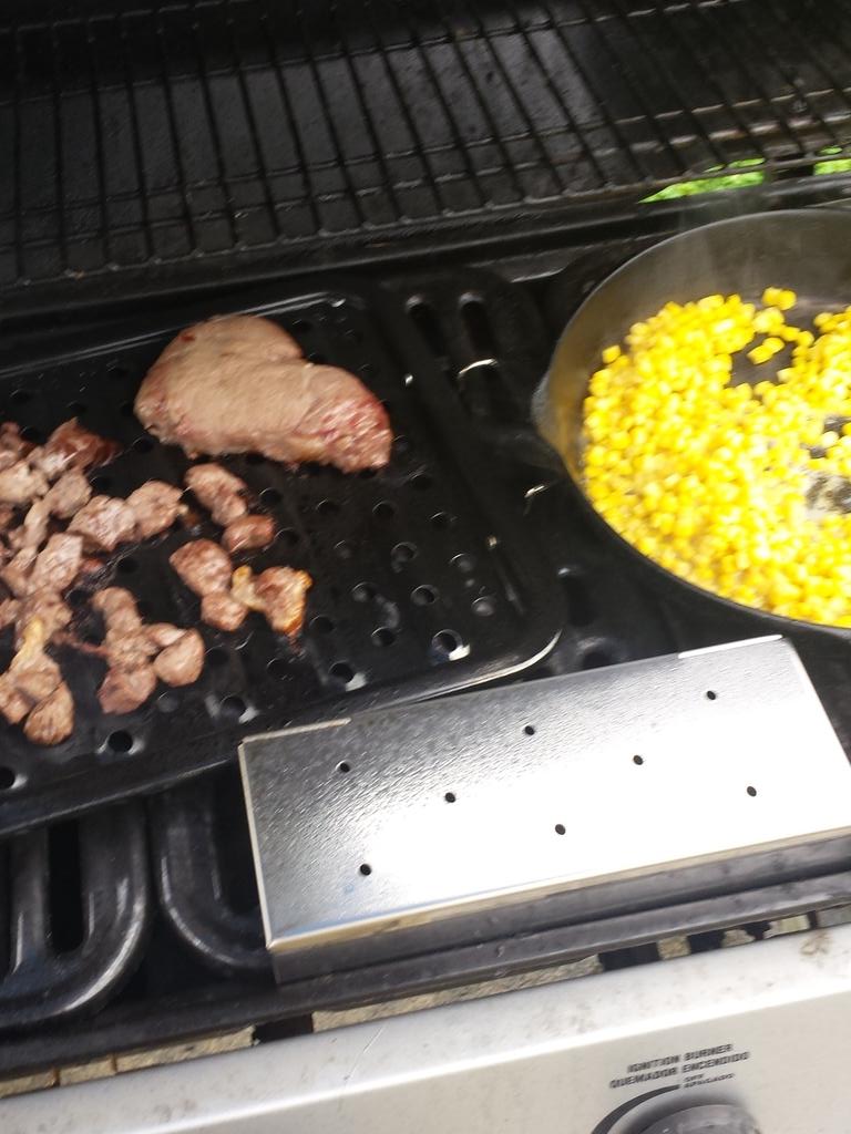 attitud1999's tweet photo. Diner smoked steak and corn umm so gona #BeGood http://t.co/ldEXeZqXb0