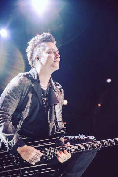 Happy birthday to my favorite guitarist in the world. My idol aka the one and only Synyster Gates. 