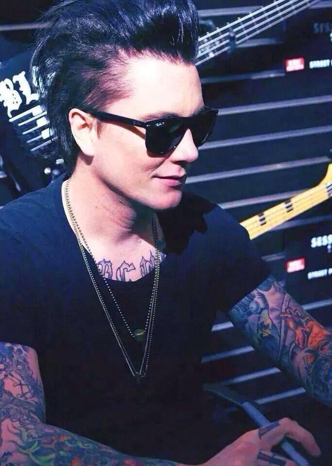 Happy birthday to this beautiful guitarist Synyster Gates!! 