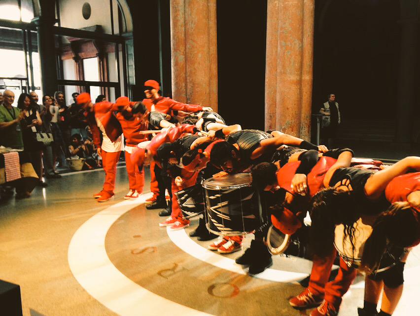 aPortadaCat's tweet photo. Els @brincadeira_bcn i els @brodasbros fan vibrar el @mercatflors #IPAM15 @grecfestivalbcn. Comencen els Grec Shows! http://t.co/yoWyx0DW9H