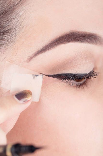 InfluensterCB's tweet photo. DIY: Cat Eye using scotch tape! @COVERGIRL #IntensifyMe @ELLEmagazine http://t.co/rwTOU8iUPD