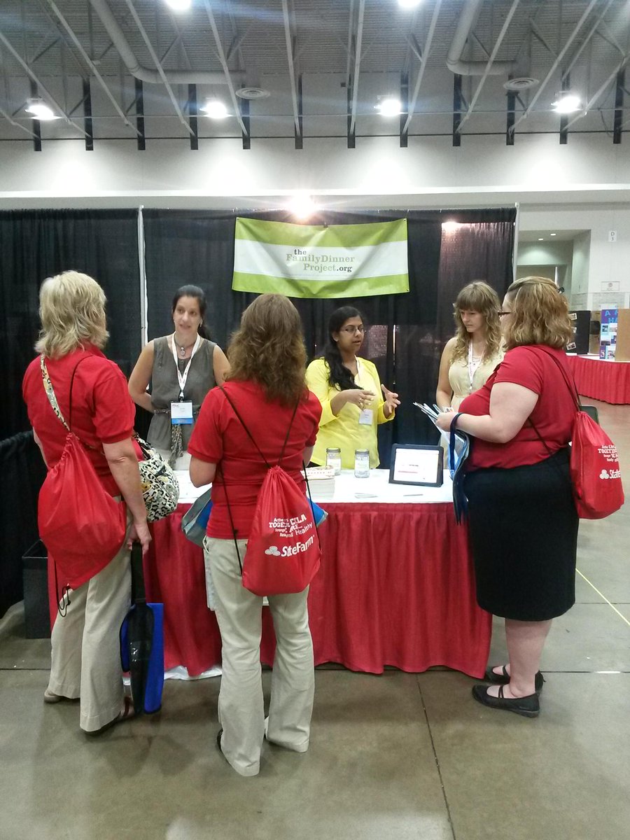 FDP_Tweets's tweet photo. Enjoying #2015NLC with our friends from @NationalFCCLA! #dinnerpower http://t.co/8Q1iMsa2iP