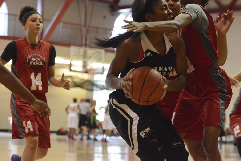 n8logophotos's tweet photo. Bring your "chin strap" to the TU Site..the refs are lettin'em play #ishoothoops #ROSES15 @Ohio_Basketball http://t.co/YsE4FNkJdJ