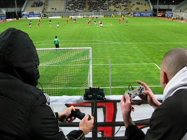 WinamaxSport's tweet image. FIFA 16 pousse le réalisme au maximum et vous permet de jouer directement au stade. Une belle avancée.