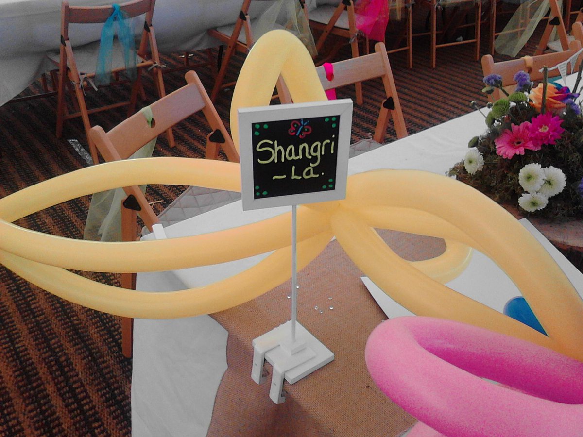 Chef_BenClark's tweet photo. Last few from the festival wedding @GreenFig_Sussex #inflatablepub #buckingbronco http://t.co/hpOUZ7AONn