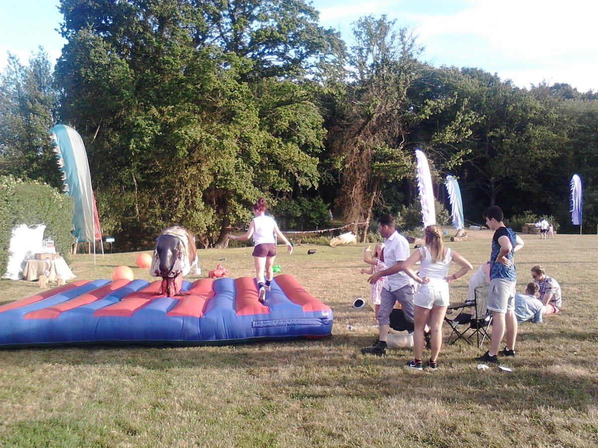Chef_BenClark's tweet photo. Last few from the festival wedding @GreenFig_Sussex #inflatablepub #buckingbronco http://t.co/hpOUZ7AONn