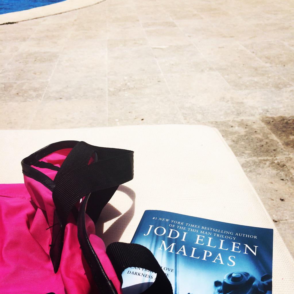 karladvq's tweet photo. Relaxing π΄πππ #Cancun #Pool #OneNightUnveiled #MilesHart @JodiEllenMalpas http://t.co/9yYb5CZ1c9