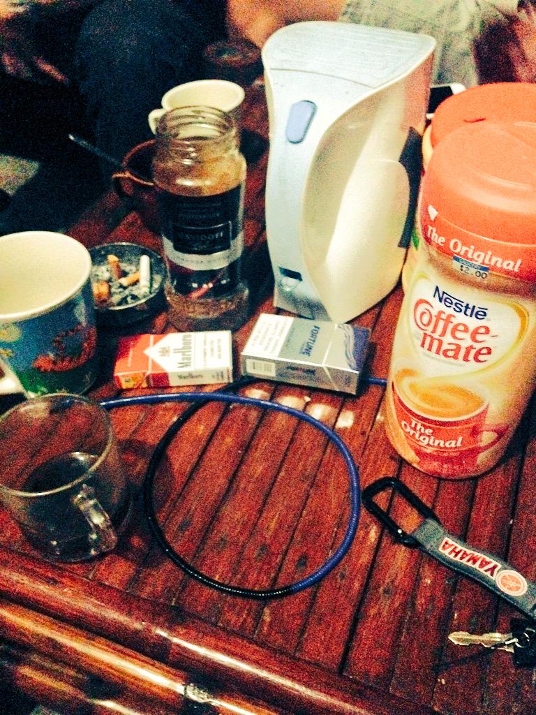 narseeeng_'s tweet photo. Midnight sesh ☕️🚬 @oninverdan @KellyKellyPower @junnelx2 #kinitan http://t.co/c1SMTHizsV