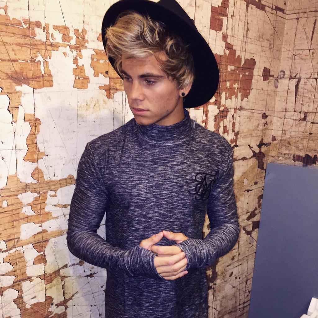 JordiWhitworth's tweet image. 'Open your hand
Take a glass
Don't be scared
I'm right here'