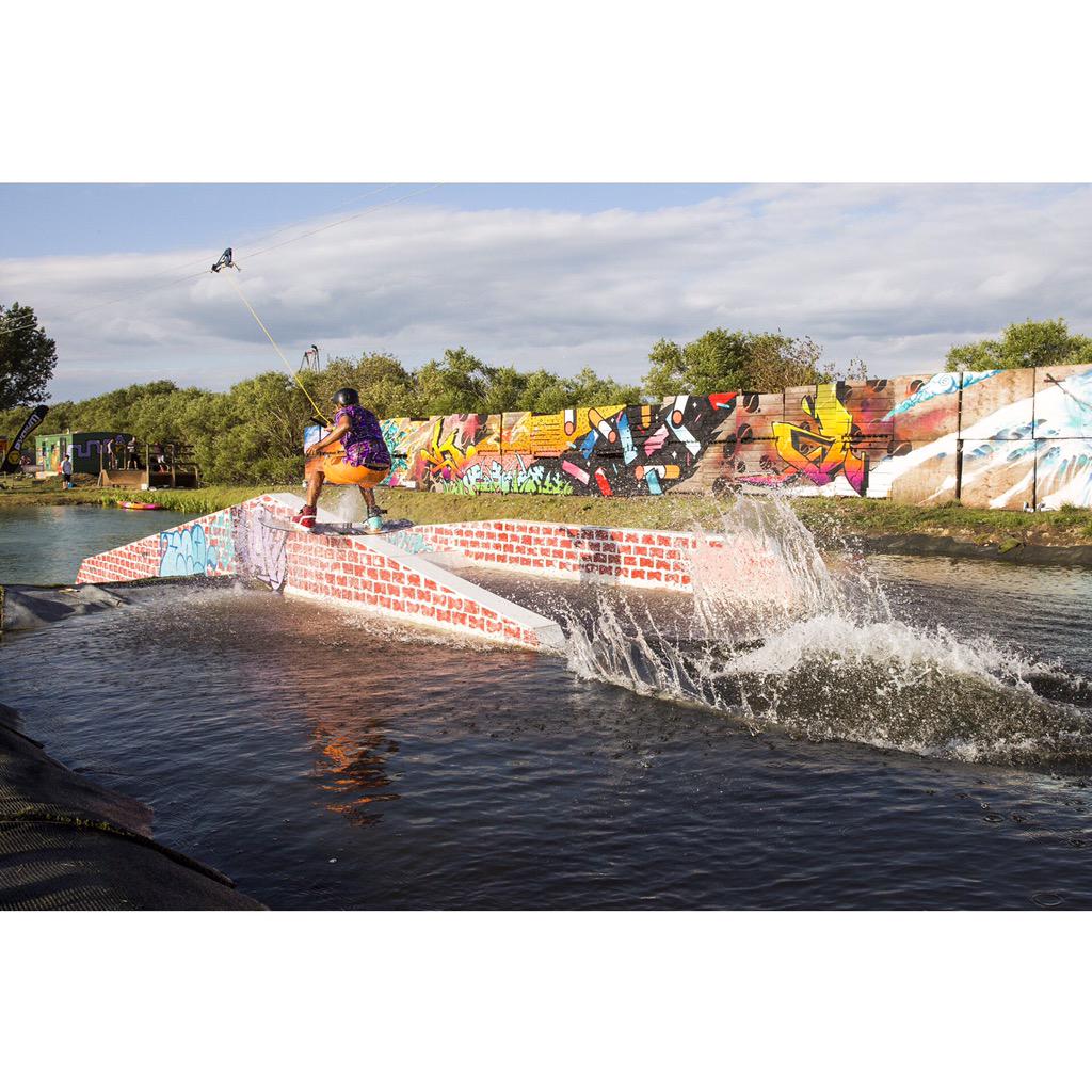 edwardwoodphoto's tweet image. Nick from @broclothing grinding the #poolgap at @HannamsWakeHub #sunsetsesh. #wakelifeweekend #wakeboarding