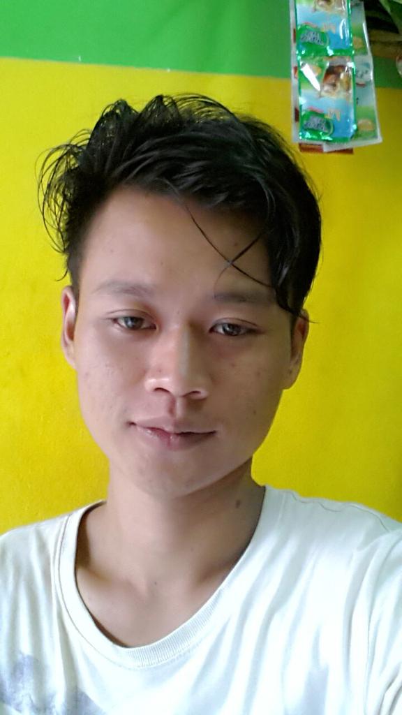 TscAdit's tweet photo. Mejeng saurr http://t.co/oRWHvXd55W