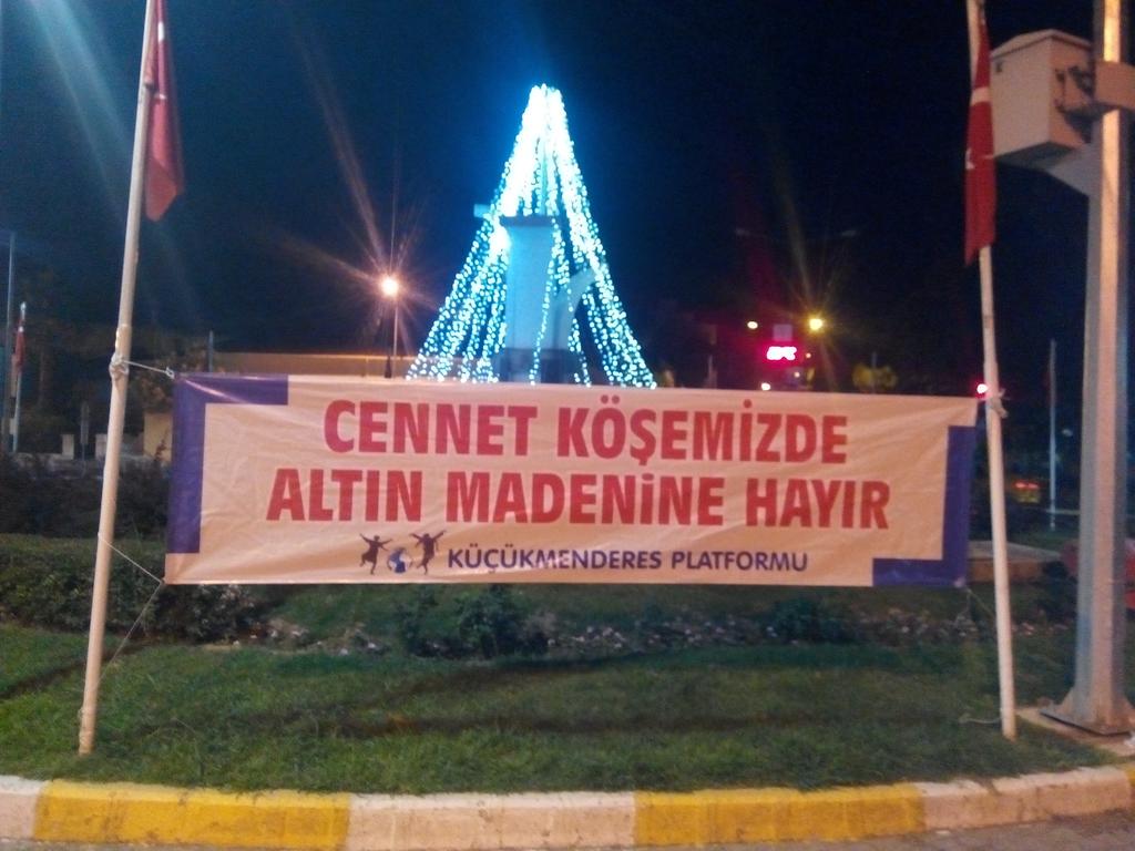 KMPLATFORM's tweet photo. Ödemisimizin tüm direklerine pankart asmak yasak ise bu parkartida indirirmisin ? @bskazizkocaoglu http://t.co/s8gm0mR0Eb