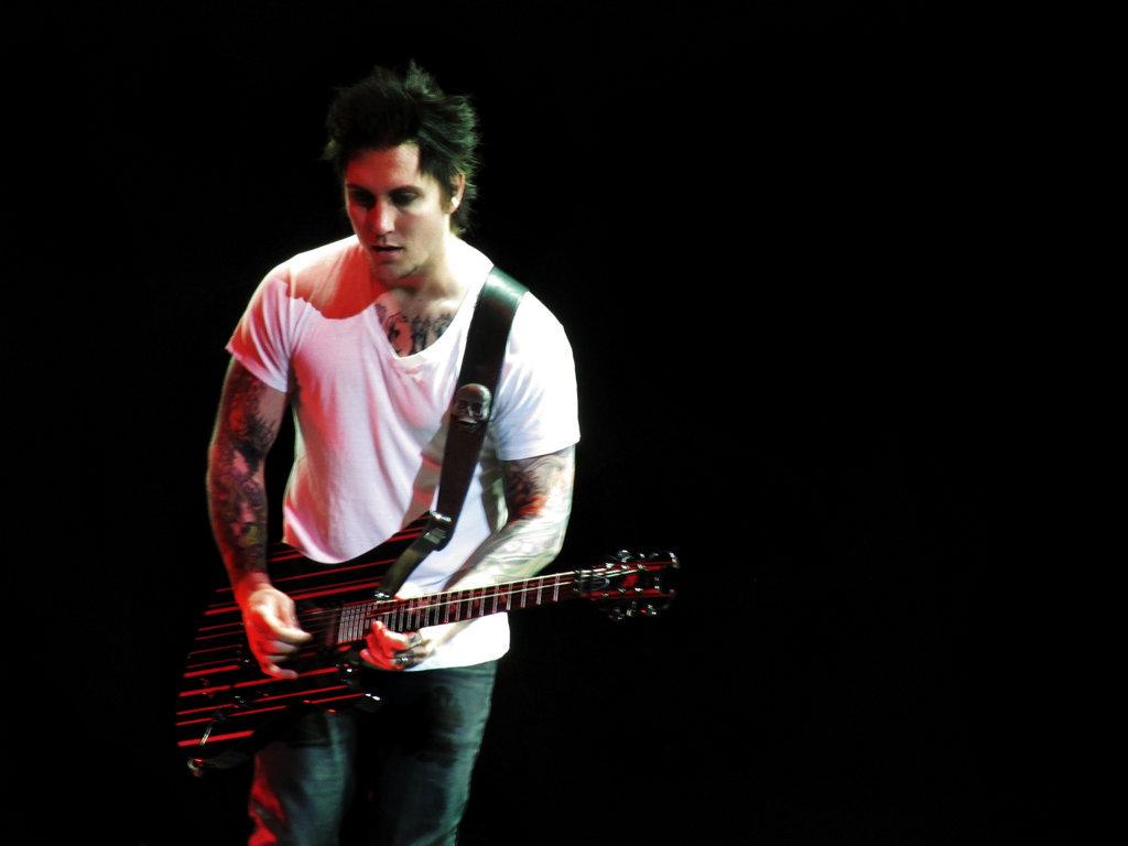  happy birthday Synyster Gates , you are my favorite guitar player. Stay cool and rock !! \\m/ 